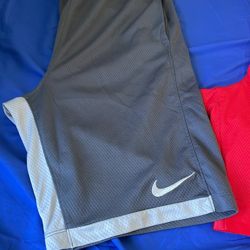 Nike basketball shorts for boys L - Picture 2 of 6